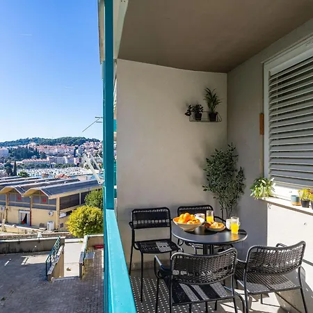 Apartment Modern Escape - Two Bedroom With Balcony