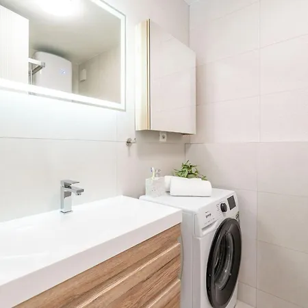 Modern Escape - Two Bedroom With Balcony Apartment Dubrovnik