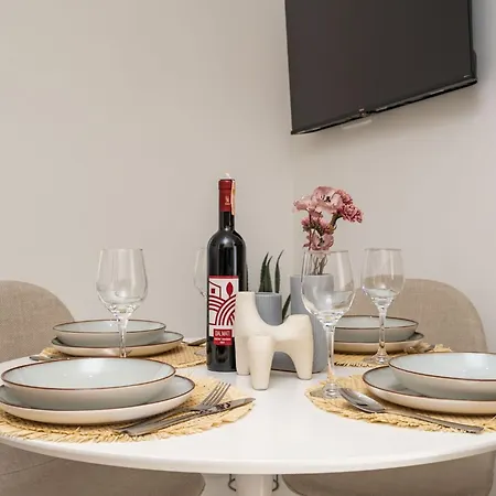 Modern Escape - Two Bedroom With Balcony Apartment