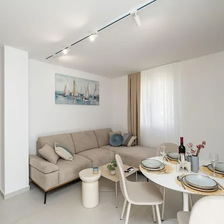 Apartment Modern Escape - Two Bedroom With Balcony