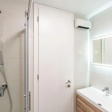 Modern Escape - Two Bedroom With Balcony Apartment Dubrovnik