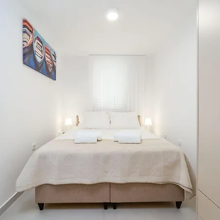 Modern Escape - Two Bedroom With Balcony Apartment