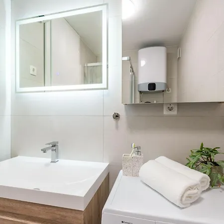 Modern Escape - Two Bedroom With Balcony Apartment Dubrovnik