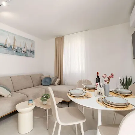Modern Escape - Two Bedroom With Balcony Apartment *