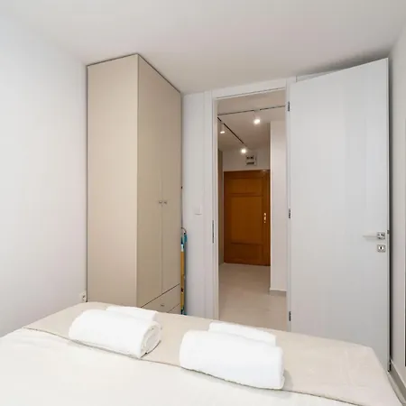 Apartment Modern Escape - Two Bedroom With Balcony