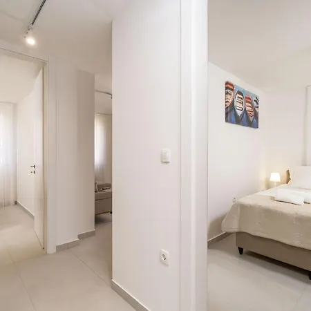 Modern Escape - Two Bedroom With Balcony Apartment *