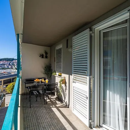 Modern Escape - Two Bedroom With Balcony Apartment