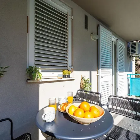 Apartment Modern Escape - Two Bedroom With Balcony *
